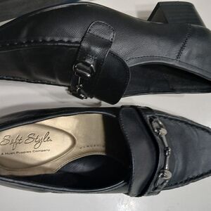 Women's soft style hushpuppies size 7.5